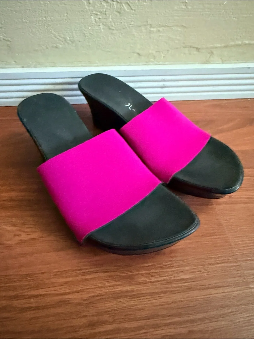 Onesole Slide Wedges with Bright Fuchsia Strap With 6 Extra Straps